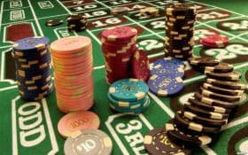 Meja roulette langsung vipbet dengan dealer dan pemain sedang bermain